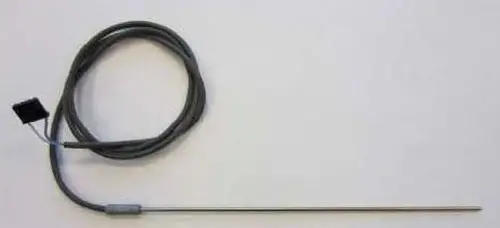 Temperaturfühler von Remeha mit einem langen, schmalen Metallsondenteil und einem Kabel, das an einen Stecker angeschlossen ist.